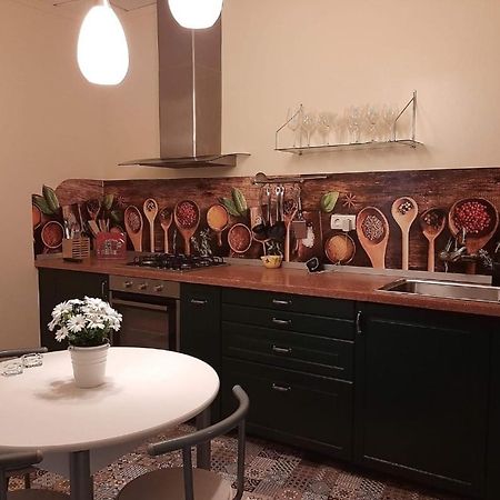 Comodo Apartamento Делтебре Екстериор снимка