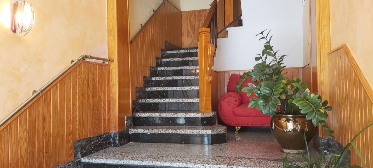 Comodo Apartamento Делтебре Екстериор снимка