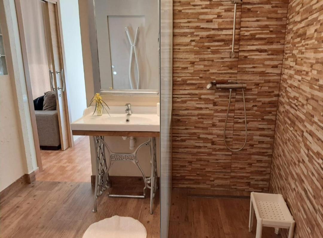 Comodo Apartamento Делтебре Екстериор снимка